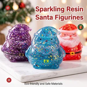 Vue macro montrant la texture de trois squishys Père Noël colorés avec des paillettes.