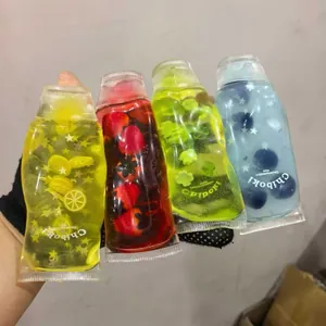 Vue détaillée des jouets anti-stress colorés sur le thème des fruits avec logo Chiboki