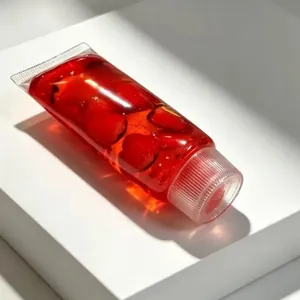 Vue détaillée d'un jouet squishy rempli de gel rouge dans un tube transparent