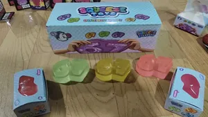 Vue détaillée de jouets squishy colorés en forme de chiffre 67 avec boîte d'emballage