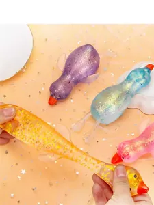 Detalle del juguete antiestrés de pato brillante con alta elasticidad y textura suave