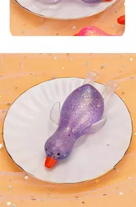 Vista detallada de un juguete de pato brillante púrpura con rebote lento y purpurina
