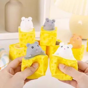 Lindo juguete antiestrés de queso y ratón para apretar y disfrutar del juego sensorial.