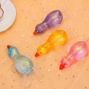 Juego de cuatro coloridos juguetes squishy de pingüinos con purpurina para niños