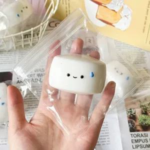 Dettaglio del gioco antistress a forma di panino bianco con simpatica faccia sudata