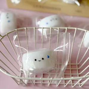 Primo piano di un simpatico giocattolo squishy bianco con emoji sudato in un cesto.