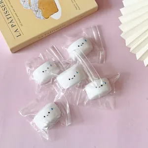 Dettaglio di simpatici giocattoli squishy manju bianchi in sacchetti zip singoli
