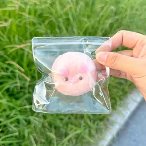Primer plano de un lindo juguete blandito de cerdo rosa en una bolsa de plástico clara