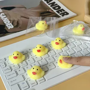 Primer plano de lindos juguetes de pato amarillo en un teclado blanco relajantes