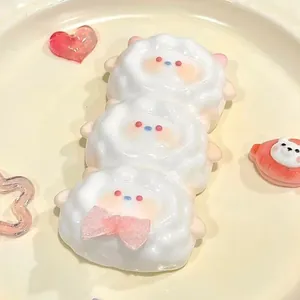 Detailopname van drie witte gestapelde lammetjes squishies met roze strik en hartjes
