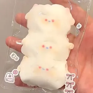 Detailopname van drie gestapelde schaap-squishies in transparante verpakking toy.
