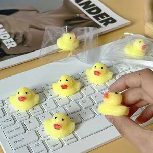 Lindo patito amarillo de juguete blando sobre teclado para aliviar el estrés