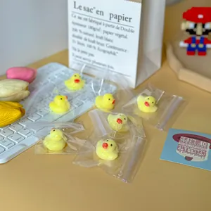 Vista detallada de mini patitos de goma amarillos en bolsas de plástico individuales