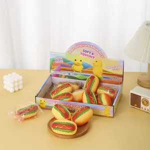 Gedetailleerd overzicht van hotdog-squishy-speelgoed in een kleurrijke displaydoos