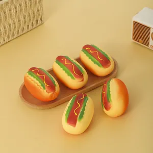 Detailweergave van vijf realistische hotdog-knijpspeeltjes op een houten dienblad