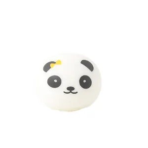 Dichtbij van een schattige panda squishy met gele strik voor zintuiglijke stressverlichting