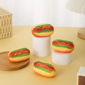 Close-up van vier realistische hotdog squishy stressspeeltjes op witte displaystandaards