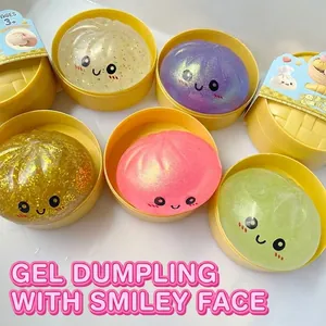 Gros plan de jouets spongieux en forme de raviolis colorés avec des visages joyeux