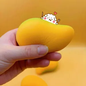 Vista macro de juguete para apretar con forma de mango con textura y superficie realistas.