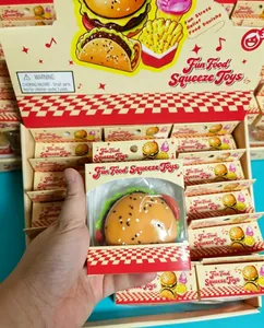 Κοντινό πλάνο παιχνιδιού squishy burger στην πολύχρωμη συσκευασία λιανικής πώλησης Fun Food