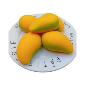 Vista macro de juguetes antiestrés realistas con forma de mango en un plato blanco