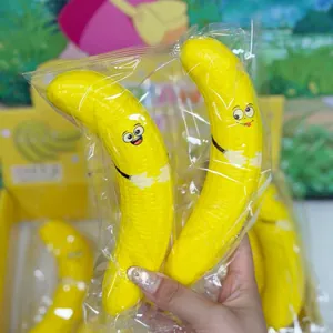 Λεπτομερής όψη δύο κίτρινων παιχνιδιών squishy μπανάνας σε διαφανή πλαστική συσκευασία