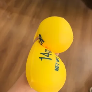 Vue détaillée d'un jouet antistress en forme de bâton de beurre jaune avec marquage