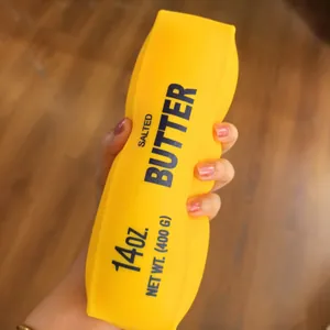 Gros plan détaillé d'un jouet de décompression jaune en forme de bâtonnet de beurre