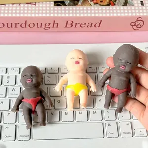 Nahaufnahme von süßen Squishy-Baby-Stressspielzeugen in verschiedenen Hauttönen auf Laptop