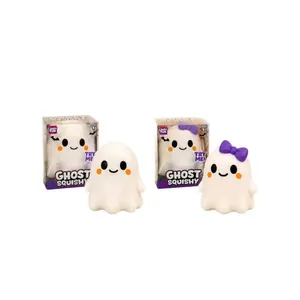 Detalle de dos simpáticos squishies de fantasmas de Halloween con sus cajas de embalaje.