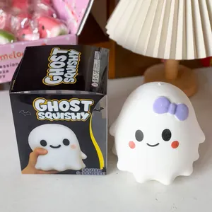 Vista detallada del juguete squishy fantasma blanco junto a su colorido empaque minorista