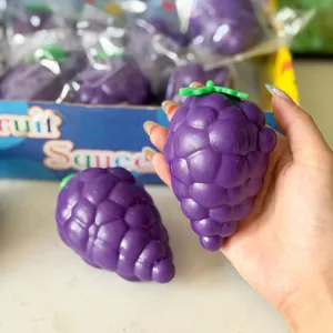 Vue détaillée d'un grand jouet à presser en forme de raisin violet pour déstresser