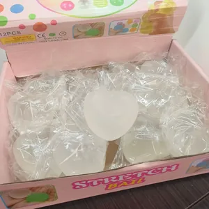Vue détaillée de jouets à presser en forme de cœur dans une boîte de 12 pièces