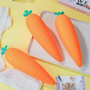 Vista dettagliata di tre grandi giocattoli antistress a forma di carota