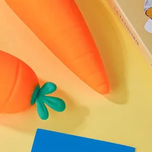 Grande giocattolo da spremere a forma di carota in morbida gomma per alleviare lo stress