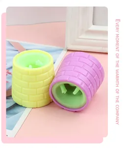 Nahaufnahme bunter Frosch-Becher-Quetschspielzeuge in Gelb und Lila mit Ziegelmuster.