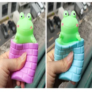 Detailansicht des grünen Frosch-Quetschspielzeugs mit elastischer Textur und Anti-Stress