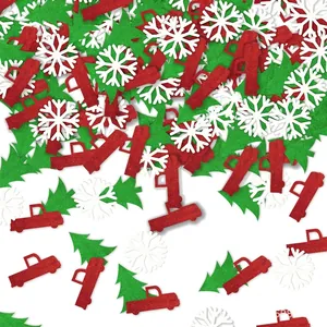 Vista detallada de confeti navideño brillante con formas de copos y arbolitos