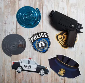 Vue détaillée des tourbillons suspendus et découpes sur le thème de la police