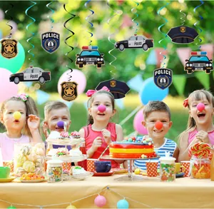 Décorations de fête de police en spirale dans une scène d'anniversaire d'enfant