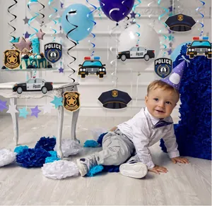 Décoration fête police avec spirales suspendues bleues et argentées et bébé