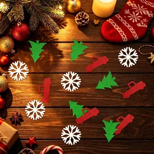 Detalle de confeti navideño festivo con formas de copos y árboles sobre una mesa de madera rústica