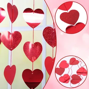 Détail de guirlandes en forme de cœur rouge brillant pour la décoration de fête de la Saint-Valentin