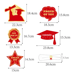 Dimensions détaillées des décorations de fête de remise des diplômes rouge et or
