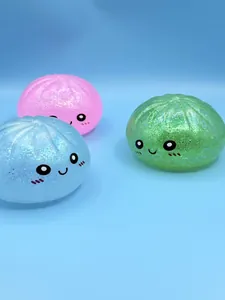Détail en gros plan montrant des dumplings squishy pailletés aux expressions mignonnes