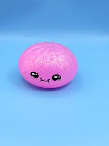 Détail d'un jouet squishy rose pailleté en forme de brioche mignonne pour soulager le stress
