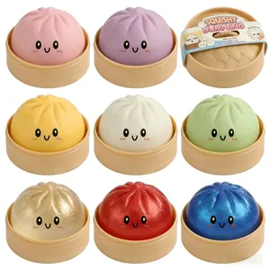 Vue détaillée de neuf jouets squishy en forme de raviolis colorés avec des sourires mignons