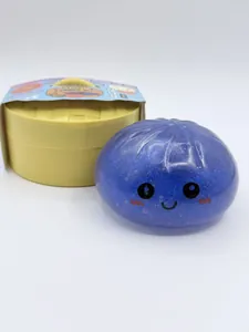 Détail du jouet squishy petit pain bleu pailleté avec visage souriant et coffret