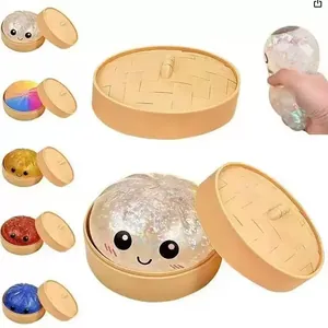 Nahaufnahme von bunten gedämpften Brötchen-Quetschspielzeugen mit Glitzer und Körben.