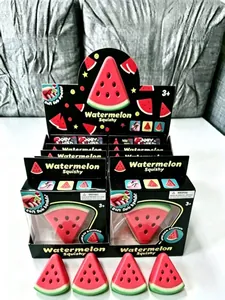Close-up van watermeloen squishy speelgoed in displaydoos voor stressverlichting.